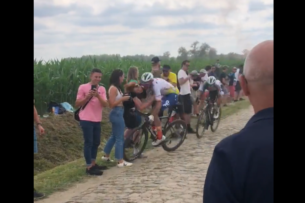 Užasne scene na Tur de Fransu: Biciklista tokom stravičnog pada slomio vratni pršljen, drugom pukla ključna kost (VIDEO)