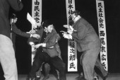Šinzo Abe nije jedini političar ubijen u Japanu: Građani su u prenosu uživo gledali smrt lidera socijalista - probijen je samurajskim mačem!