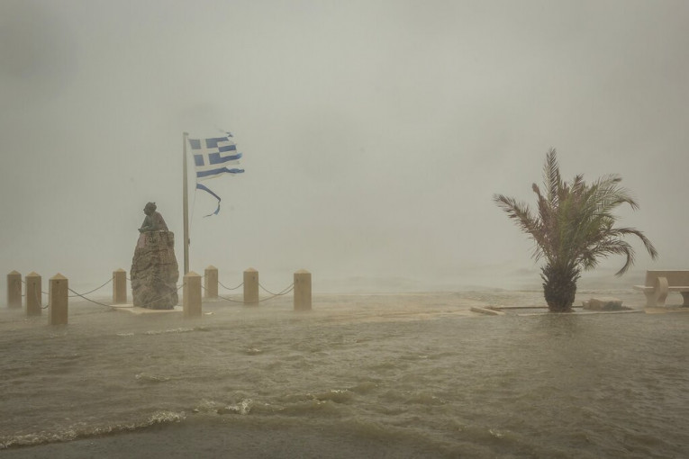Hitno upozorenje: Svi oni koji letuju u Grčkoj neka se pripreme na oluje, udare gromova i poplave! Evo koji delovi su najkritičniji!