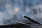 Veliki požar pored napuštene pruge nadomak Titela! Crni dim se vidi iz delova Novog Sada i Zrenjanina (FOTO)