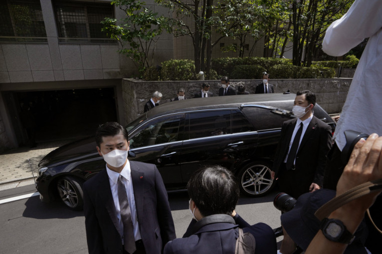 Telo Šinza Abea dopremljeno u porodični dom u Tokiju: Reka ljudi ispred kuće bivšeg japanskog premijera (FOTO)