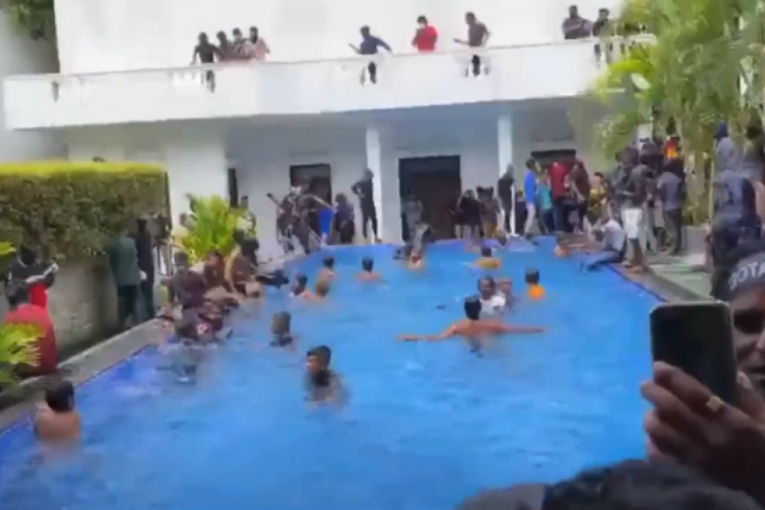 Više niko ne može da zaustavi besne Šrilančane: Demonstranti upali u rezidenciju, pa se okupali u predsednikovom bazenu! (VIDEO)