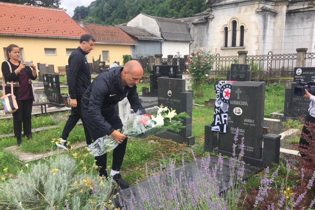 Partizan pamti svoje legende, delegacija položila cveće na grob Vladice Kovačevića, jedne od crno-belih "beba"