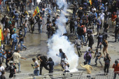 Ne smiruje se haos u Šri Lanki: Demonstranti zapalili privatnu rezidenciju premijera! (FOTO)