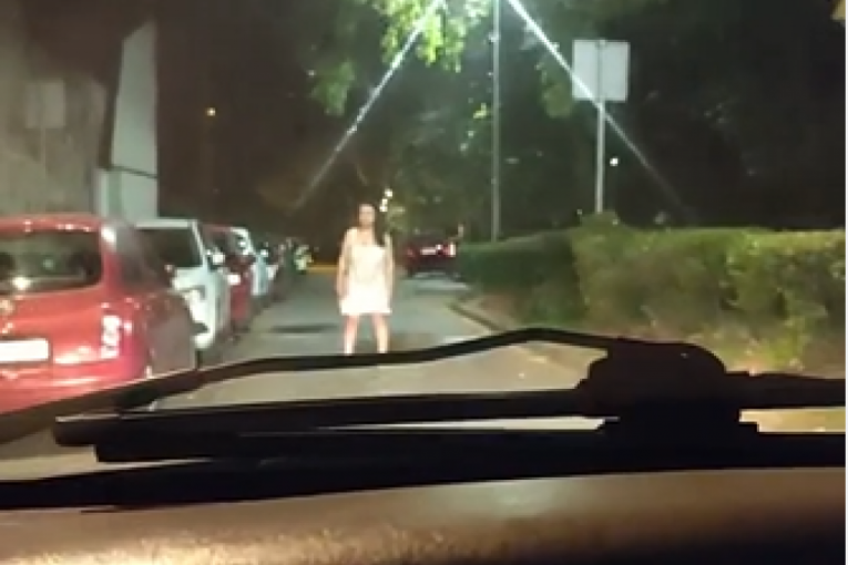 Jeziva scena u Beogradu! Žena u beloj spavaćici nepomično stajala nasred puta (FOTO)