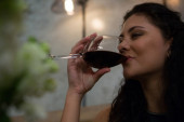 Somelijerka objasnila zašto ne smete da vratite čep na otvorenu flašu vina i kako da mu produžite trajanje do nedelju dana (VIDEO)