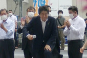 Fotografija koja je nastala nekoliko trenutaka pre krvavog atentata: Ubica mirno stajao iza Abea, niko nije znao šta se sprema (FOTO)