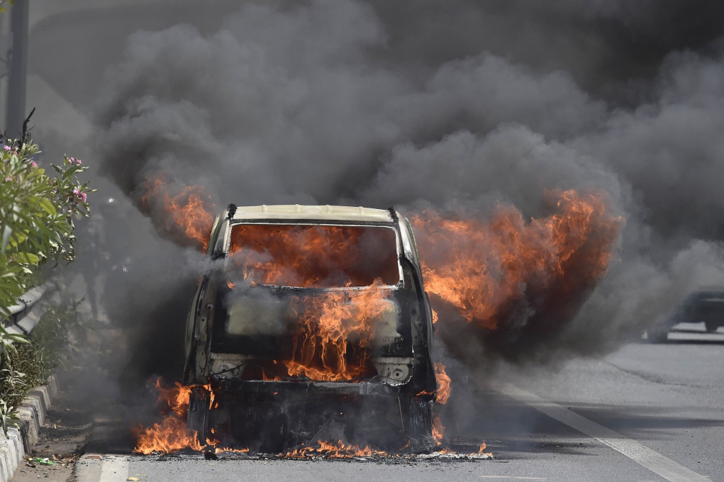 Užas kod Žagubice: Muškarac izašao iz kafane, startovao automobil, pa izgoreo u njemu!