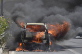 Automobil u plamenu: Izgorelo vozilo na naplatnoj stanici (VIDEO)