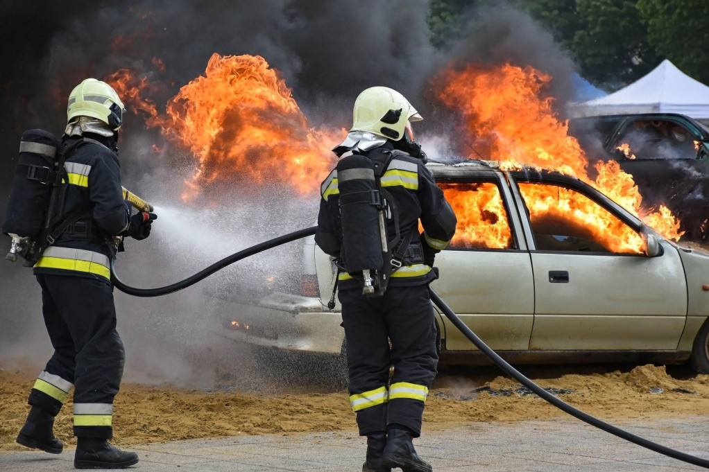 Drama na auto-putu u Hrvatskoj: Automobil u plamenu, vatrogasci se probijaju do njega (VIDEO)
