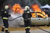 BMW se pretvorio u buktinju: Vatrogasci pokušavaju da obuzdaju plamen u Zrenjaninu (FOTO)