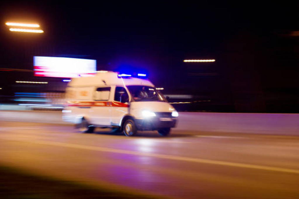 Dvoje dece povređeno u udesu na Zrenjaninskom putu: Sa majkom hitno prebačeni u Tiršovu