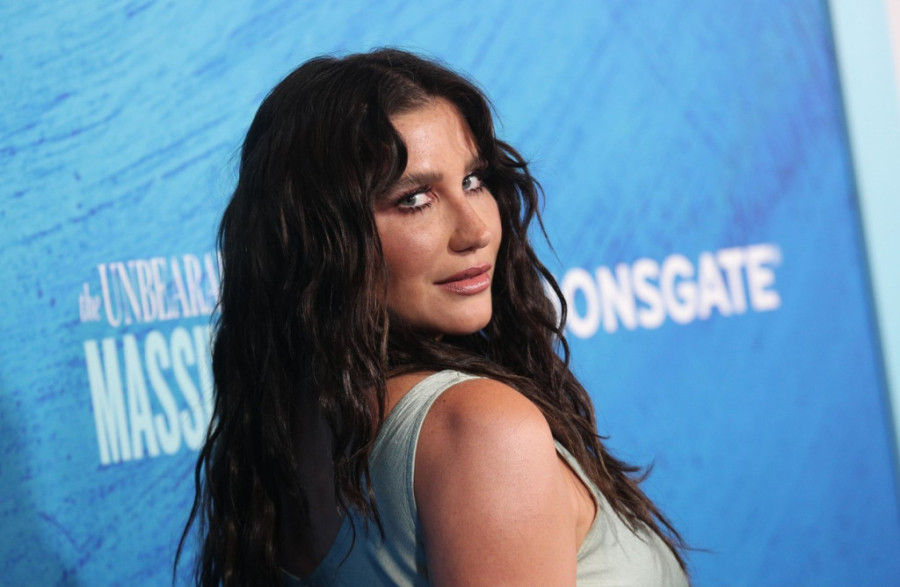 Pevačica oko vrata nosi deo placente: Tek da čujete zašto!