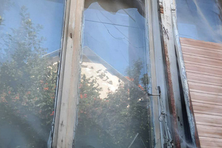 Umalo tragedija na KiM: Bačena bomba na porodičnu kuću Srba! (FOTO)