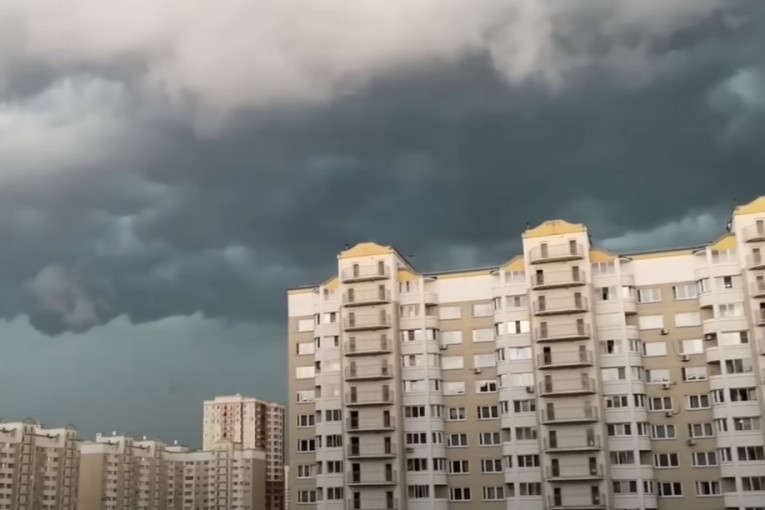 Stravična oluja u Moskvi: Vetar nosio sve pred sobom, dvoje stradalo kad je drveće palo na njih (VIDEO)