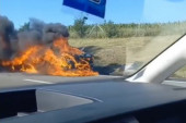 Zapalio se automobil kod Ražnja: Buktinja progutala vozilo u nekoliko minuta! (VIDEO)