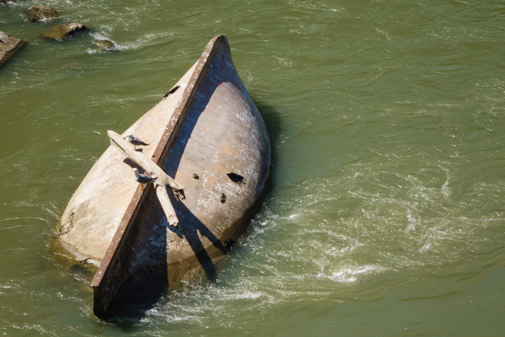 Užas u Derventi: Pronađeno telo mlađeg muškarca zakačeno za čamac na Savi