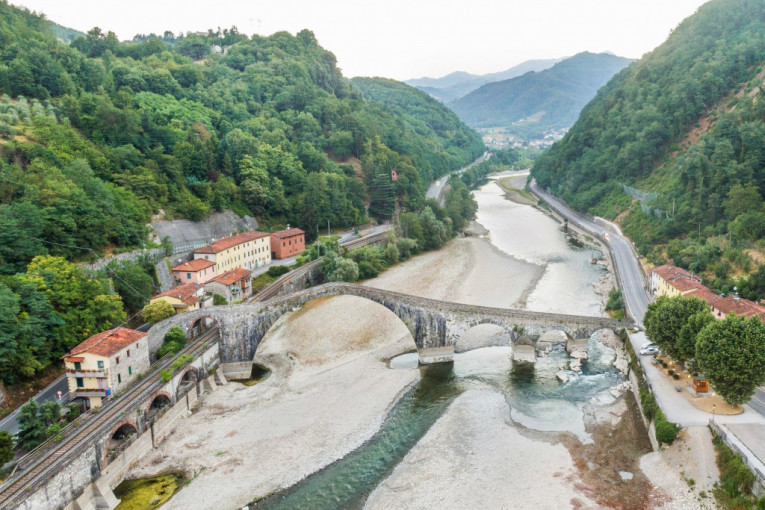 Tužni prizori u Italiji! Reka zbog paklenih vrućina presušila, ostalo samo ispucalo rečno dno