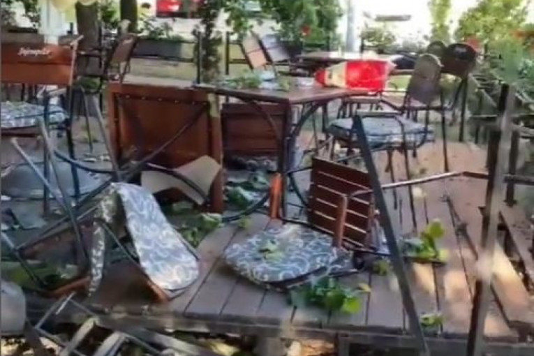 "Mercedesom" se zakucao u baštu kafića, pa pobegao peške: Burna proslava rođendana u Novom Sadu, ženi pukla ključna kost (VIDEO)