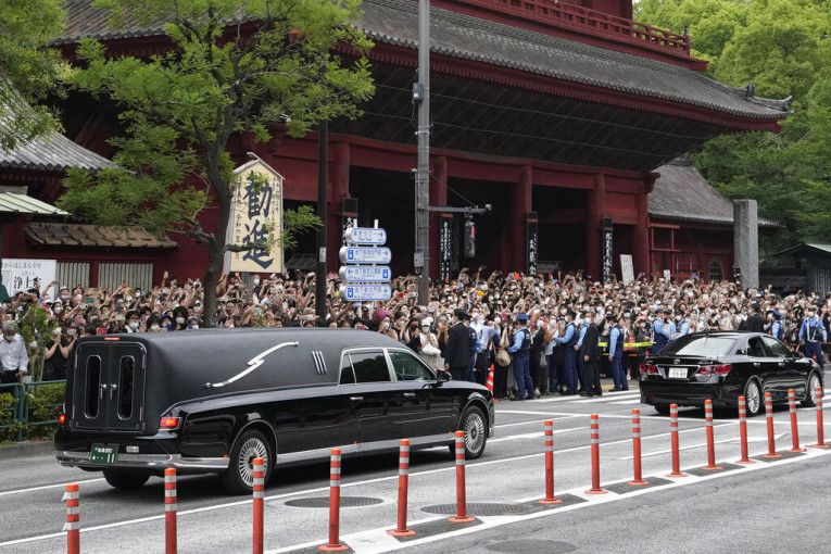 Japan se oprostio od Abea: Hiljade ljudi na ulicama, bivši premijer kremiran na privatnoj ceremoniji (VIDEO)