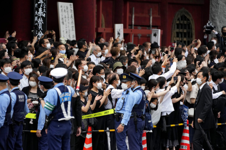 Muškarac se zapalio se ispred vlade zbog Abeove državne sahrane - ovo je znak protesta!