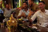 Noletova žurka posle Skupštine! Na stolu vilmbldonski pehar i vino, Đoković pevao velike hitove (VIDEO)