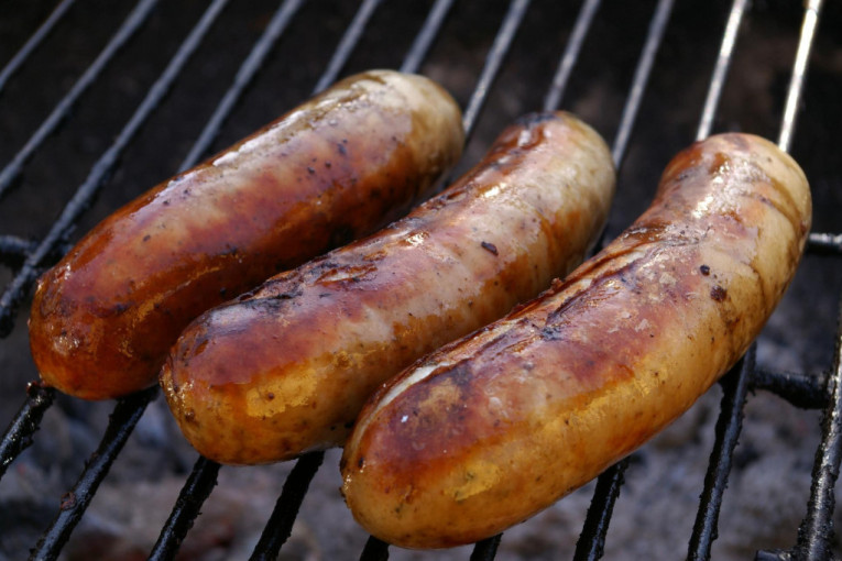 Sa tržišta se povlači popularna kobasica! Otkrili opasnu bakteriju koja može da izazove otkazivanje bubrega