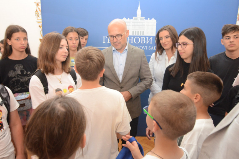 Gradonačelnik Novog Sada ugostio srpsku decu iz regiona: Drago mi je što će spoznati sveukupno bogatstvo našeg naroda