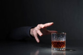 Mladi koji sami uživaju u alkoholu rizikuju da obole od alkoholizma već u srednjim tridesetim, otkriva nova studija