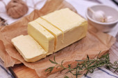 Svi su oduševljeni trikom kako da omekšate maslac i da ga odmah namažete na hleb (VIDEO)