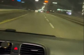 Bahatost kakva se retko viđa! Vozi suprotnim smerom na Brankovom mostu, pravi krugove po Knezu i šalje poruku policiji! (VIDEO)
