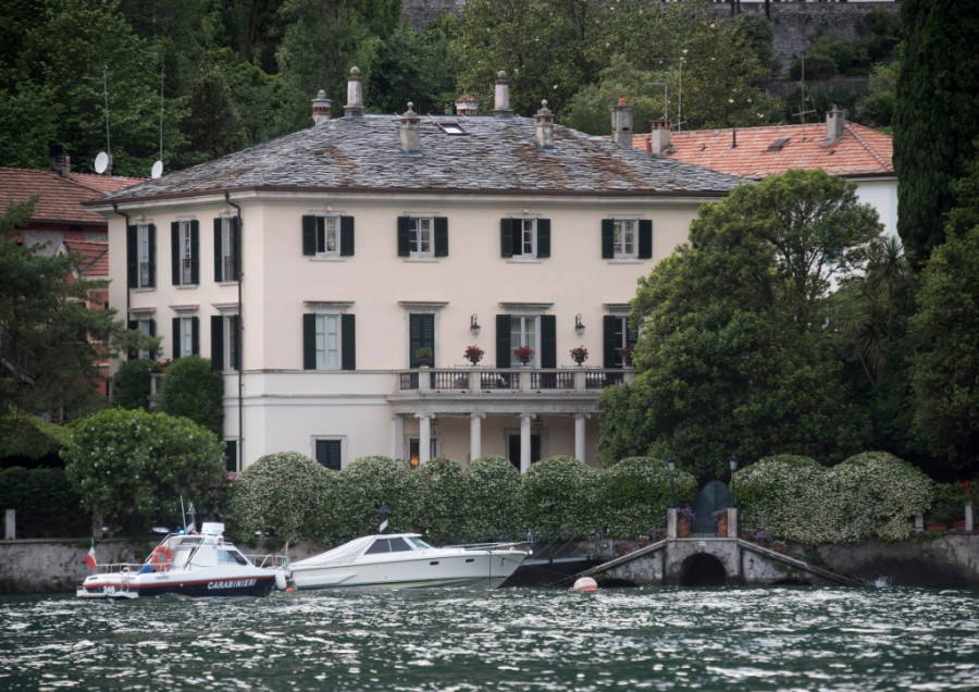Letnja haljina Amal Kluni o kojoj bruje mreže, a „Vog“ kaže da je to najodvažnije izdanje lepe pravnice (FOTO)