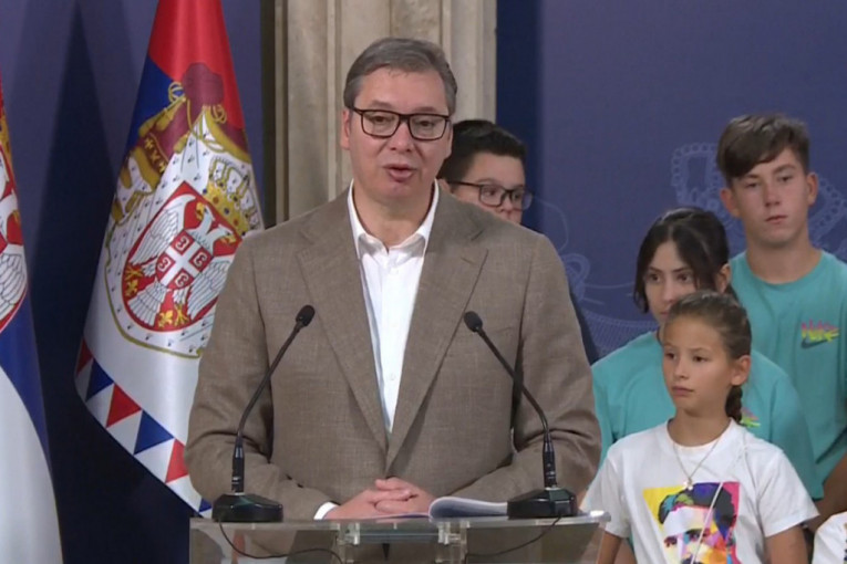 Predsednik Vučić sa srpskom decom iz regiona: Državne granice koje danas postoje ne smeju da budu ograničavajući faktor