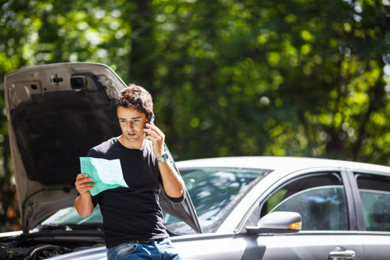 Pokvario vam se auto nasred auto-puta: Da li prijatelj sme da vas odšlepa do kuće ili servisa?