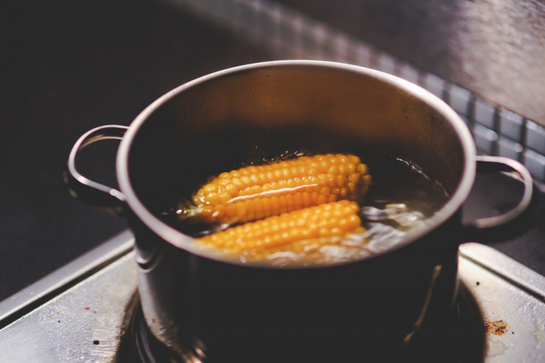Kako transformisati kukuruz u gastronomsku poslasticu za kratko vreme: Brzi trikovi za fantastičan ukus (VIDEO)