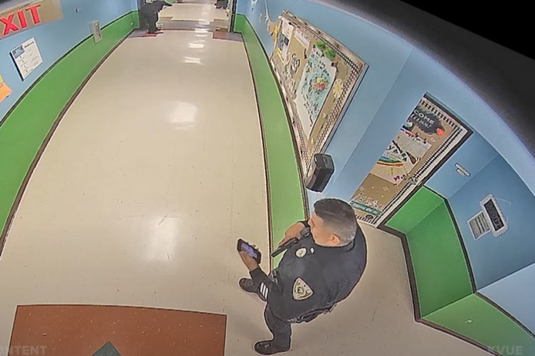 Otkriveno zašto je policajac proveravao telefon dok se u školi odigravao stravičan masakr (VIDEO)