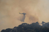 Vatrena stihija kod Trebinja! Helikopter gasi požar na Bijeloj gori