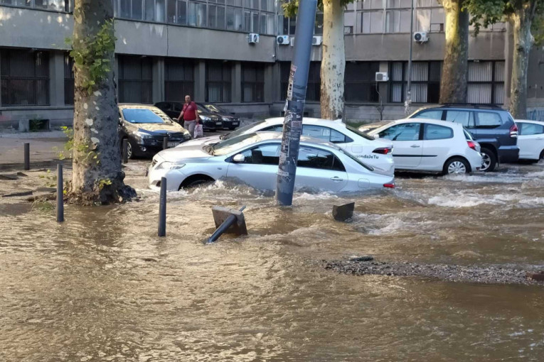 Potop u Ulici Kraljice Marije: Pukla velika vodovodna cev, izlila se ogromna količina vode - automobile nosila bujica (FOTO/VIDEO)