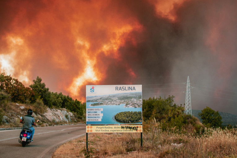 Potresni prizori borbe sa požarom u Šibeniku! Damiru vatra guta maslinjak, a porodica u panici pokušava da je gasi (FOTO)