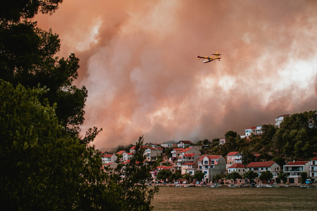Gori Hrvatska - veliki požar se širi kod Šibenika: "Situacija nije dobra, vatrogasci ne mogu da obuzdaju vatru"