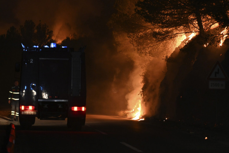 Veliki požar između Sutomora i Bara! Vatra se približava objektima (FOTO/VIDEO)