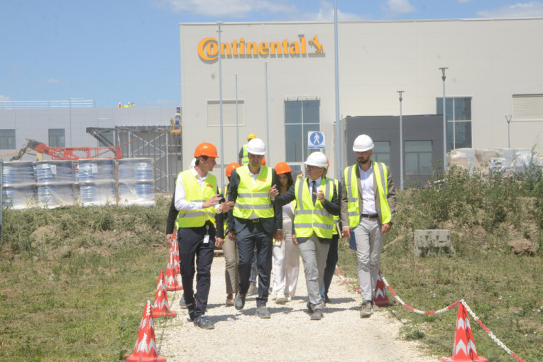 Gradonačelnik Novog Sada obišao radove na izgradnji fabrike Kontinental: Novi Sad ima sigurnu i izvesnu budućnost (VIDEO)
