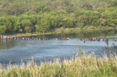 Karavani migranata prelaze Rio Grande kako bi se dokopali Amerike (VIDEO)