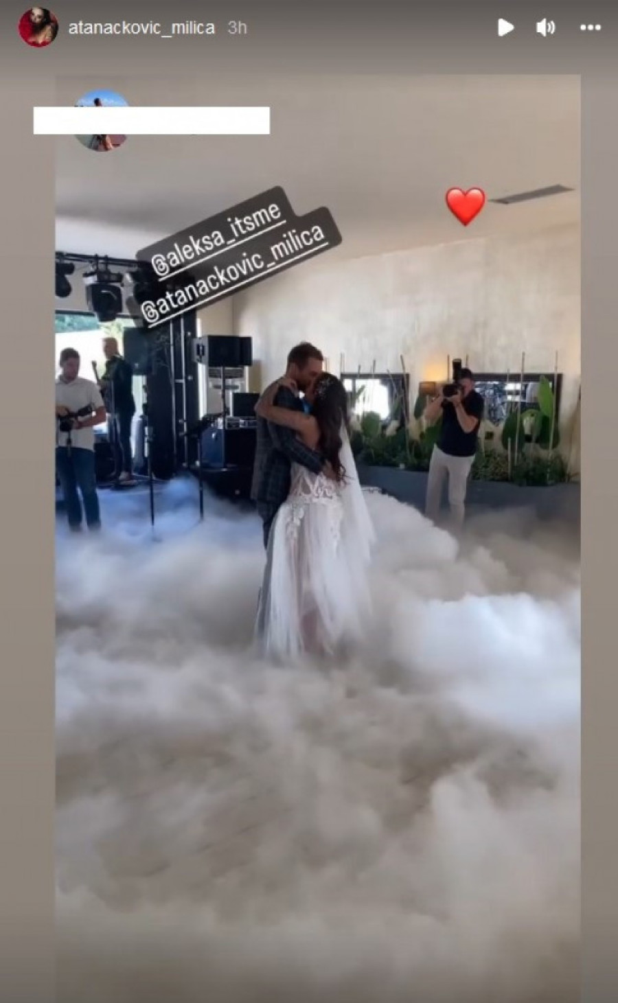 Prve fotografije sa venčanja zvezde „Granda"! Ovu je pesmu odabrala za prvi ples (FOTO)