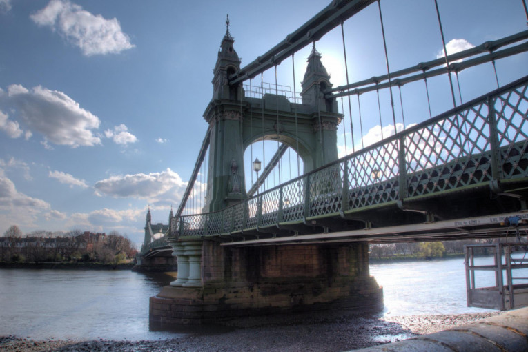 Čuveni most u Londonu prekriven folijom: Uloženo 420.000 dolara u sistem rashlađivanja (FOTO)