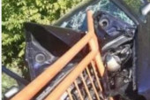 Teška nesreća kod Mladenovca: Vozač zaspao, pa se zakucao u most? Vatrogasci morali da seku vozilo! (FOTO)