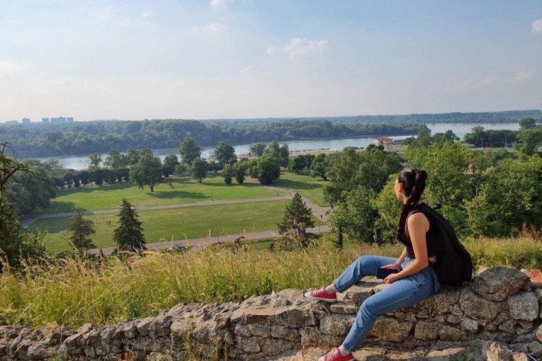 Lepa Bolivijka otkinula na Srbiju: Dok nisam zagrizla pljeskavicu, mislila sam da je to običan hamburger! Savršena je! (VIDEO)