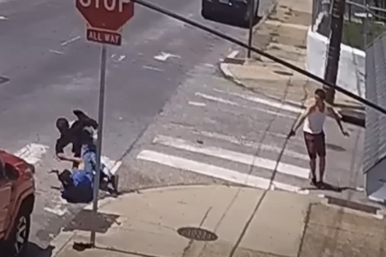 Krvava drama u Filadelfiji, MMA borac goloruk na naoružanog razbojnika! Jednog savladao, drugi ga upucao dva puta (UZNEMIRUJUĆI VIDEO)