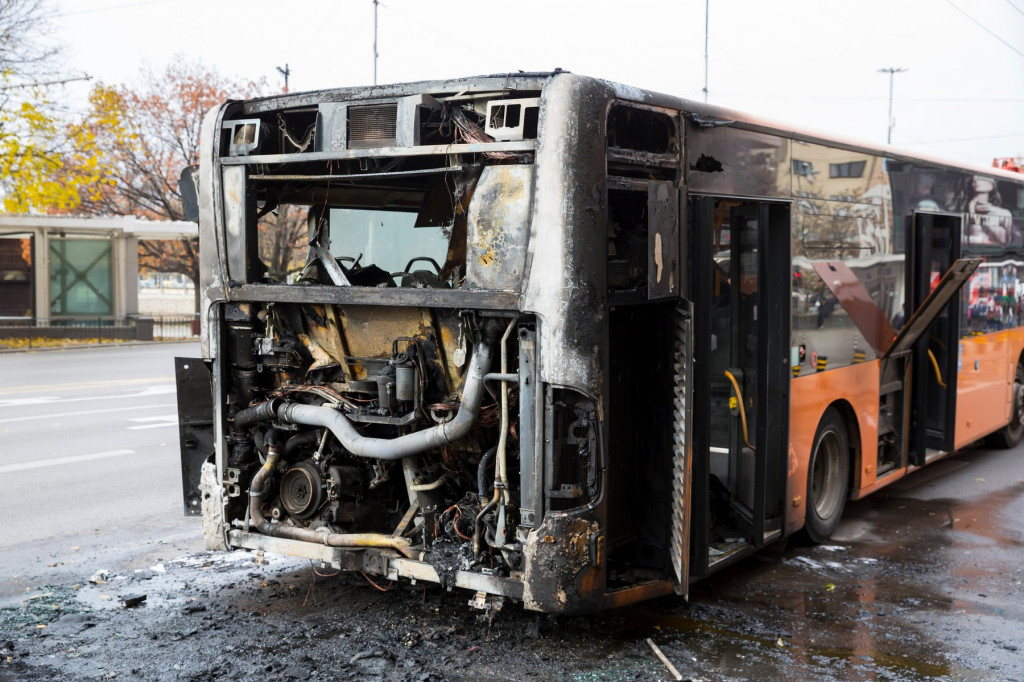 Zapalio se autobus u Grockoj: Zbog požara deo naselja Brestovik ostao bez struje, kablovske i interneta!