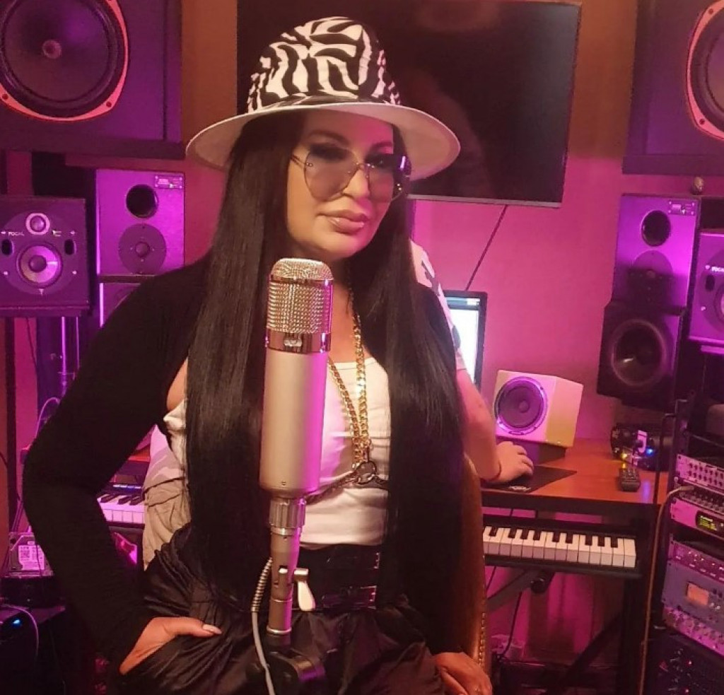 Stoja promenila lični opis, pa morala da se ugoji: Pljuvali su me, predala sam se hrani da bih im udovoljila, vole me sa viškom i celulitom!